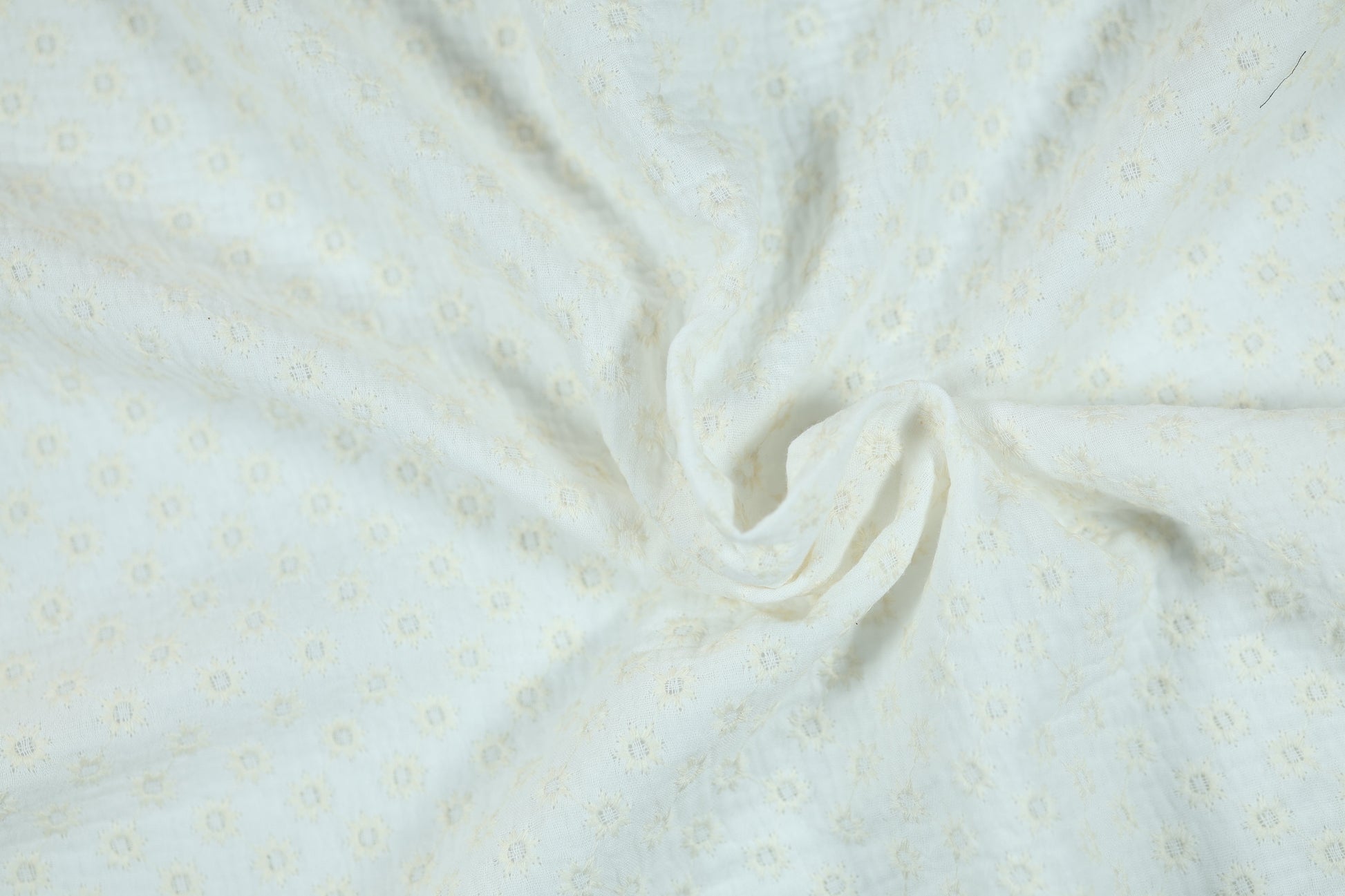 Naturweißer Baumwollstoff mit feiner Lochstickerei – ideal für Babykleidung