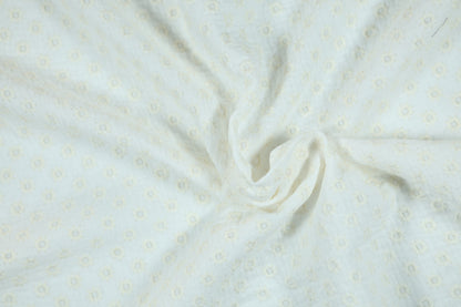 Naturweißer Baumwollstoff mit feiner Lochstickerei – ideal für Babykleidung