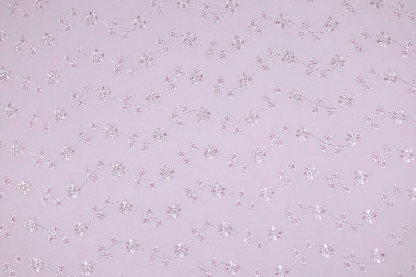 Baumwoll Stretch Stoff Blütenstickerei Rosa – elastisch und angenehm für vielfältige Projekte