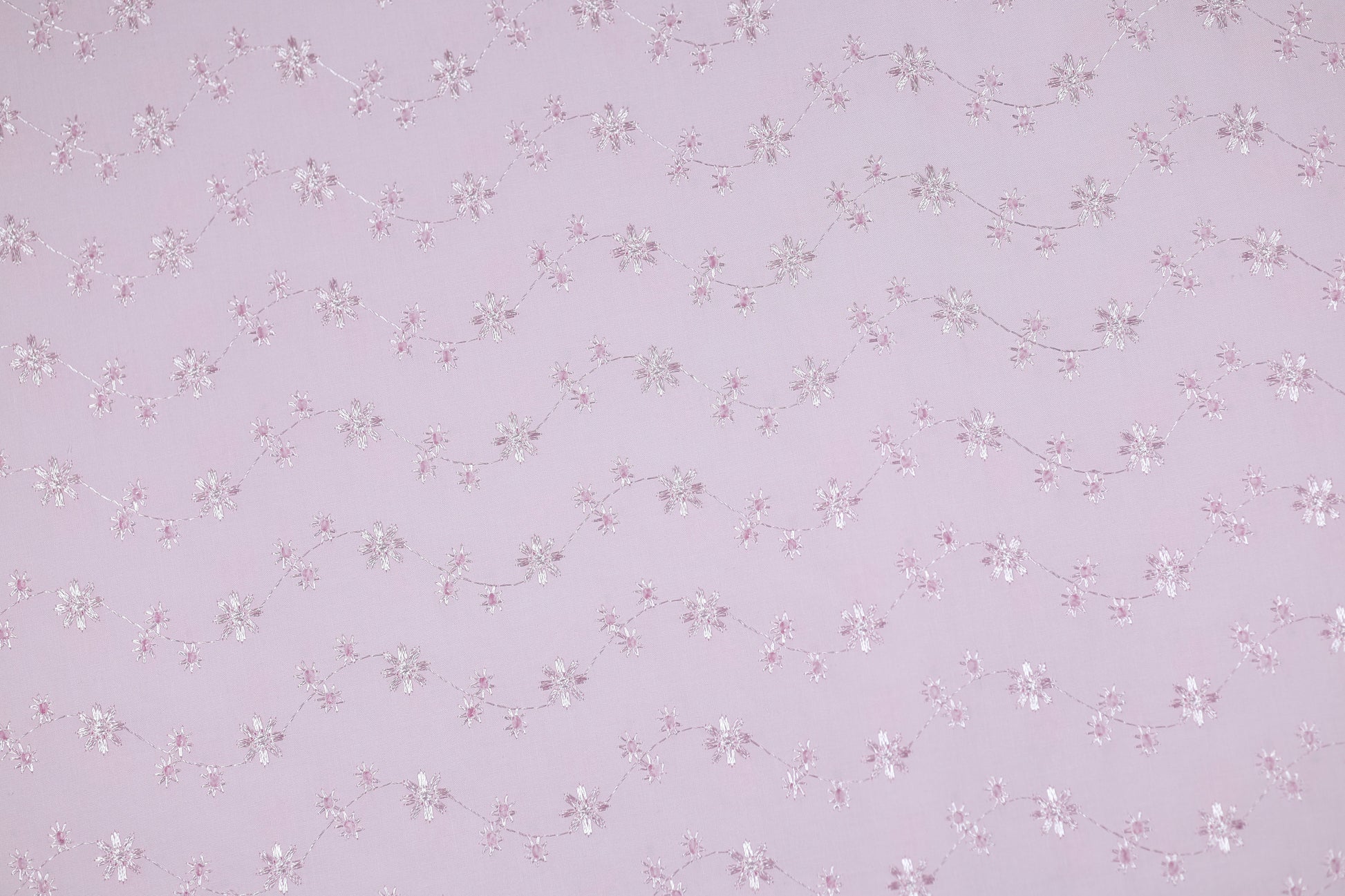 Baumwoll Stretch Stoff Blütenstickerei Rosa – elastisch und angenehm für vielfältige Projekte