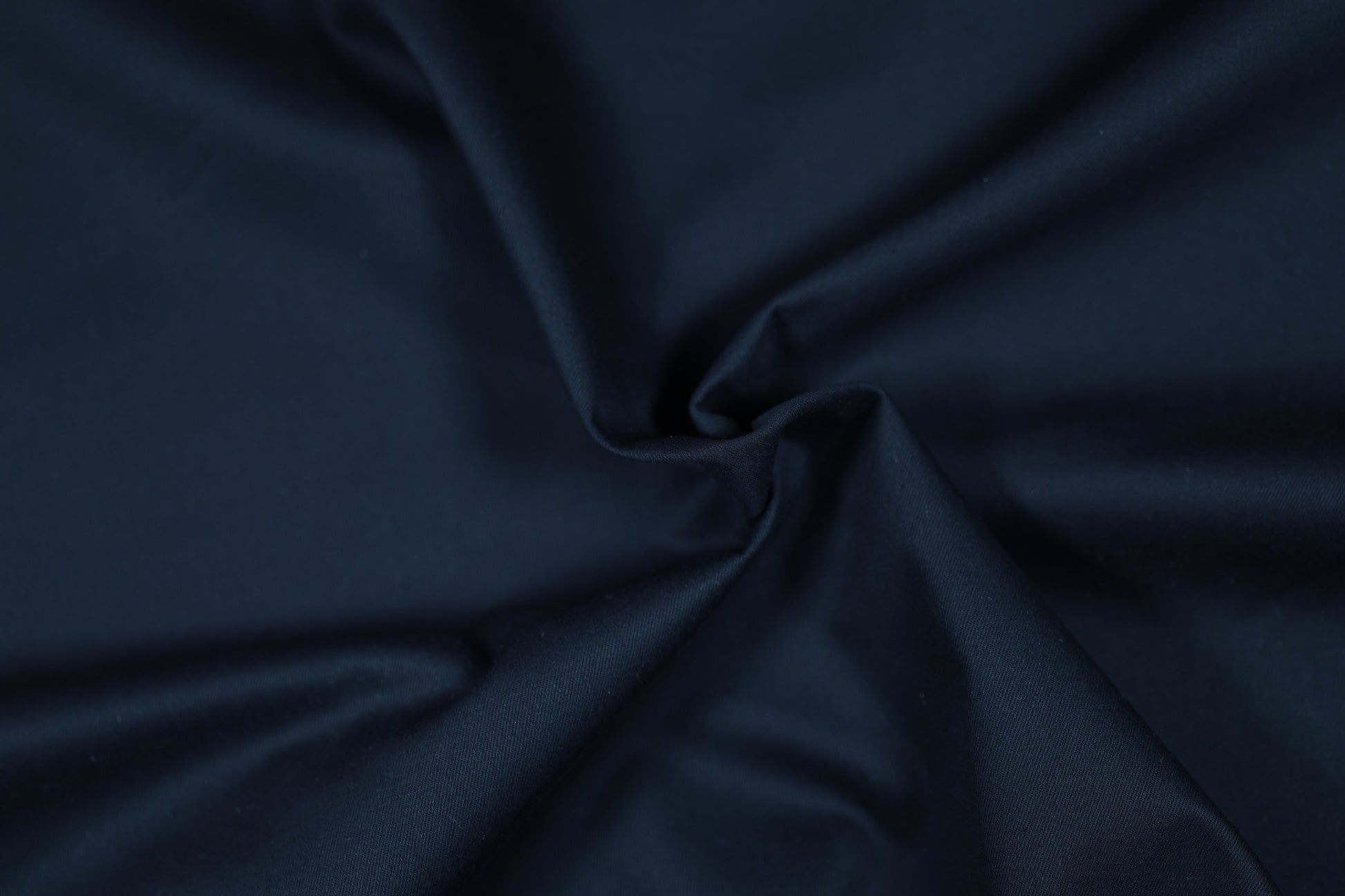 Tiefblauer Arbeitsstoff – blickdicht & widerstandsfähig