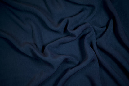 Krepp Viskose Stoff – Marineblau – stilvoll & luftig für dein Nähprojekt.