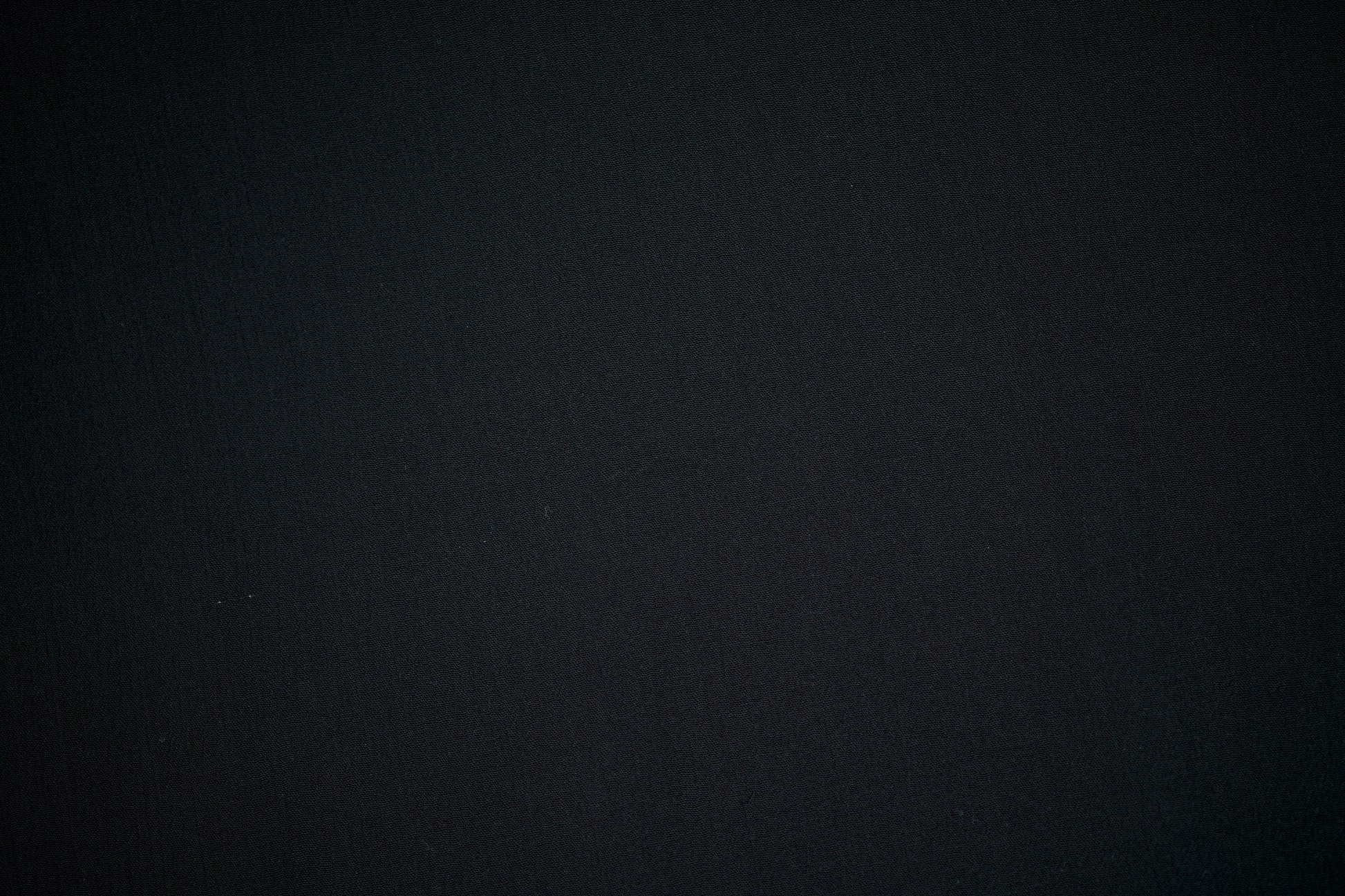 Viskosestoff in Schwarz mit Kreppstruktur – ideal für Blusen & Sommermode.