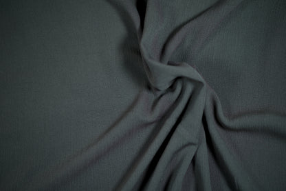 Viskosestoff in Mittelgrau mit Kreppstruktur – ideal für Blusen & Sommermode.