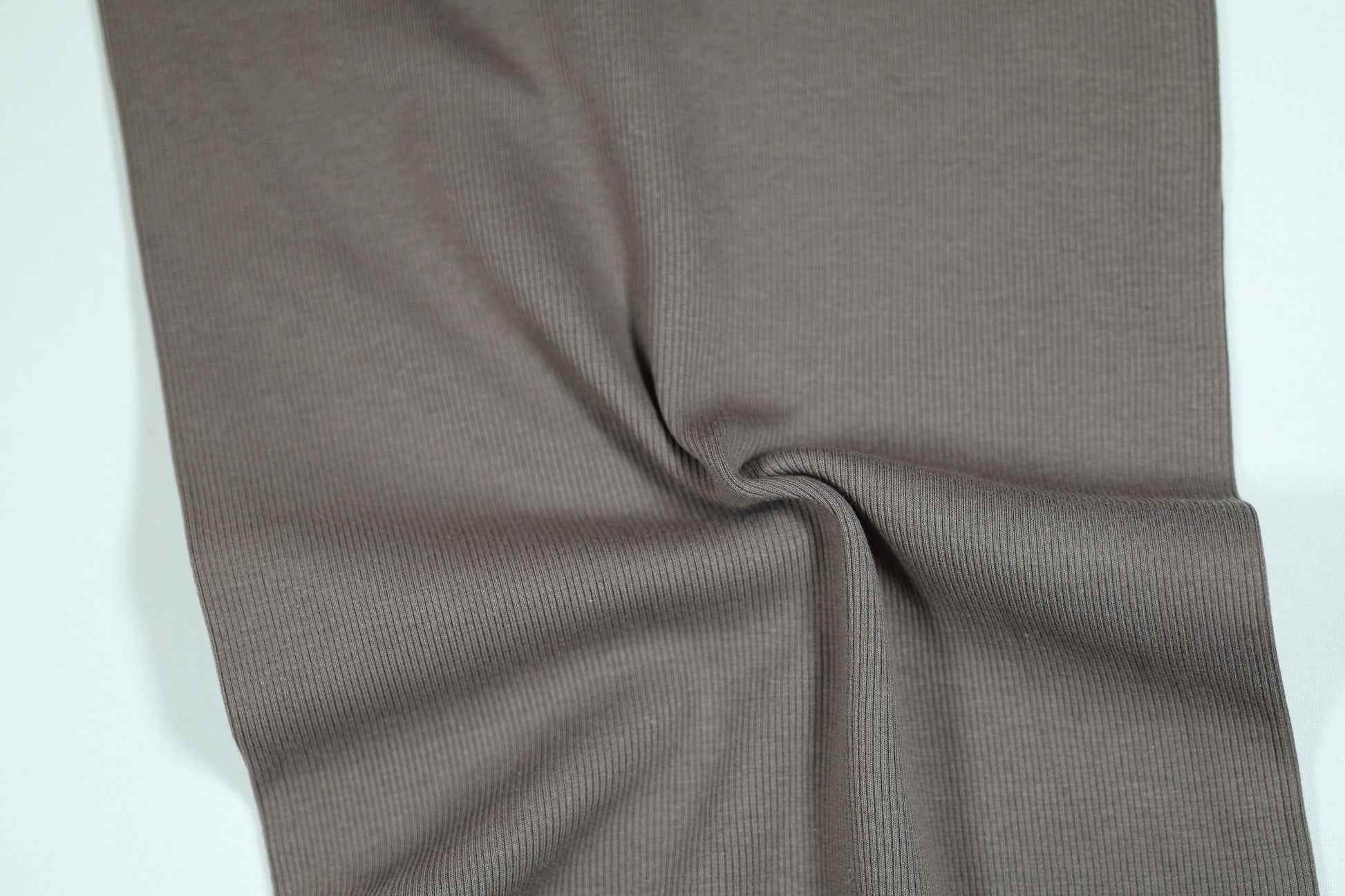 Bündchenstoff in edlem Taupe – ideal für moderne Nähprojekte