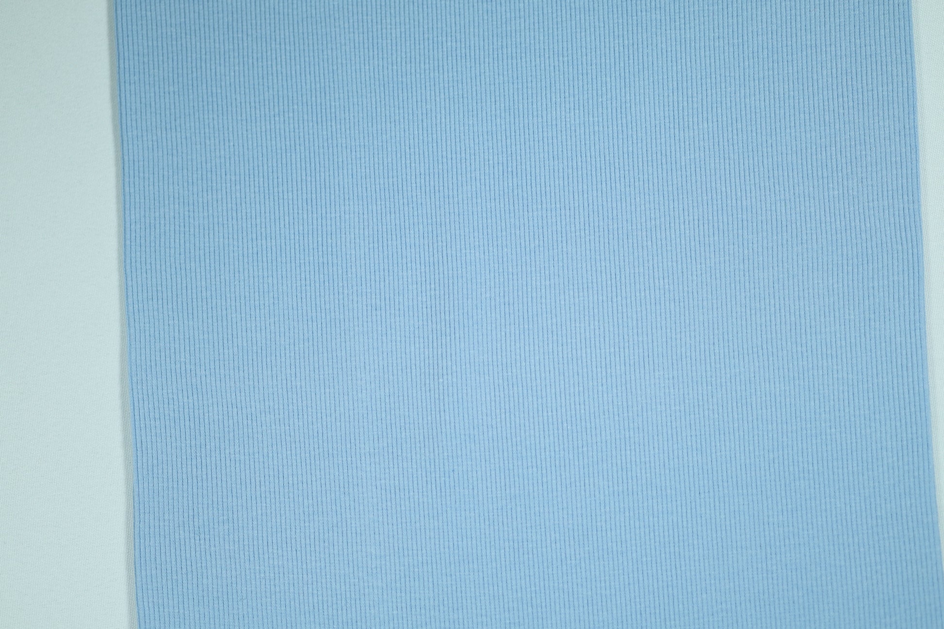 Hellblauer Bündchenstoff aus Baumwollmischung – perfekt für Kinderkleidung
