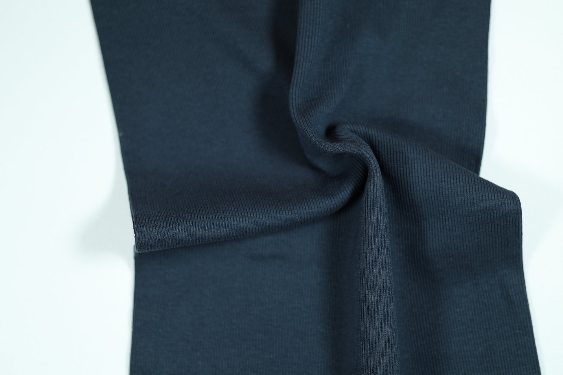 Elastischer Bündchenstoff in tiefem Marineblau – ideal für modische Abschlüsse