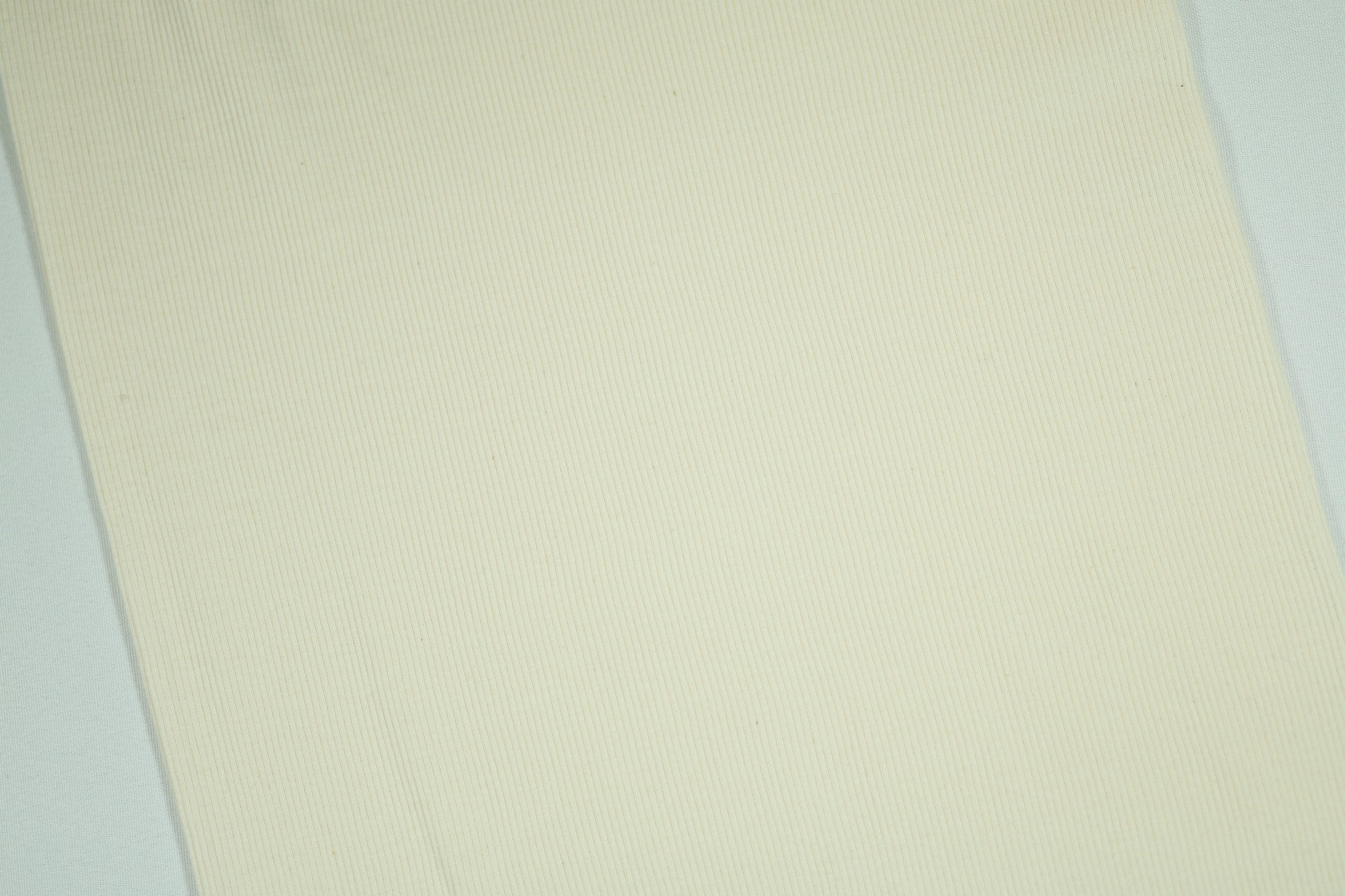 Feiner Bündchenstoff in zartem Eierschale-Ton – für elegante Kleidungsabschlüsse