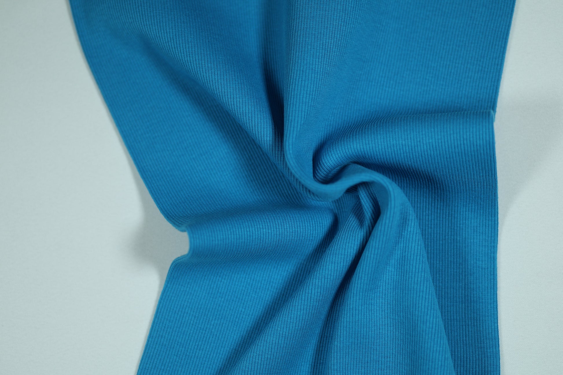 Elastischer Bündchenstoff in intensivem Türkisblau – für auffällige Abschlüsse