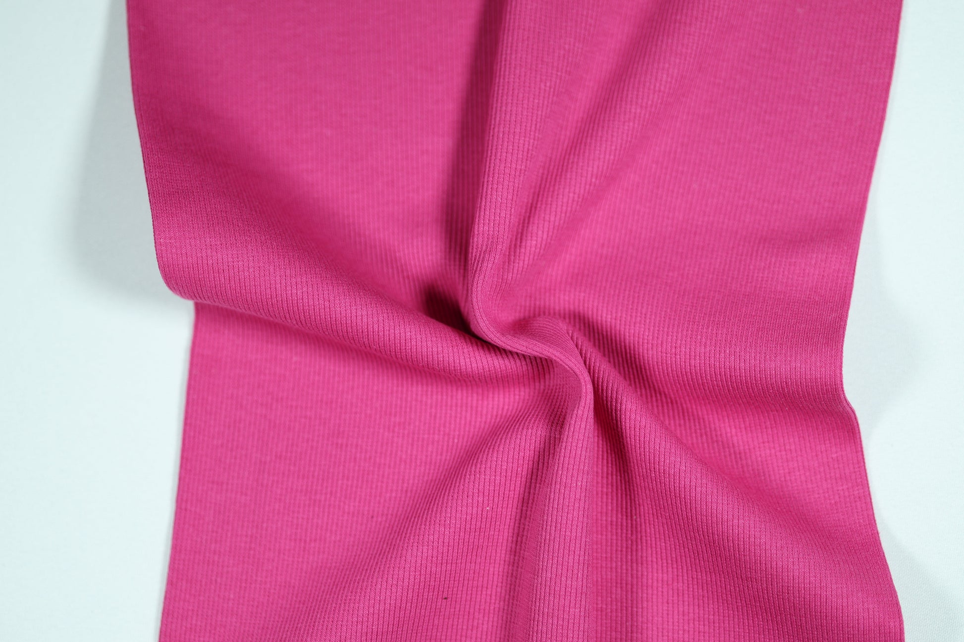 Bündchenstoff in kräftigem Fuchsia – perfekt für moderne Nähprojekte