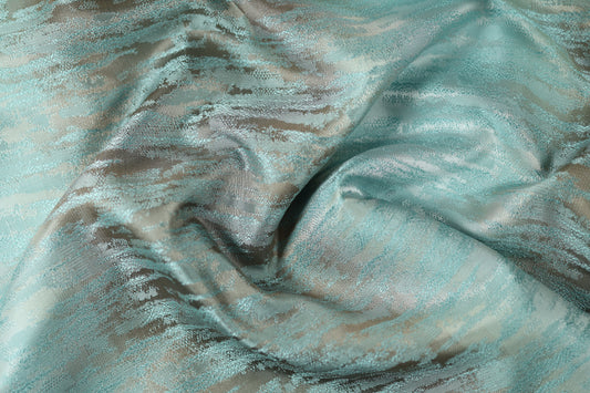Glänzender Stoff in Eisblau mit Struktur – edel und modern