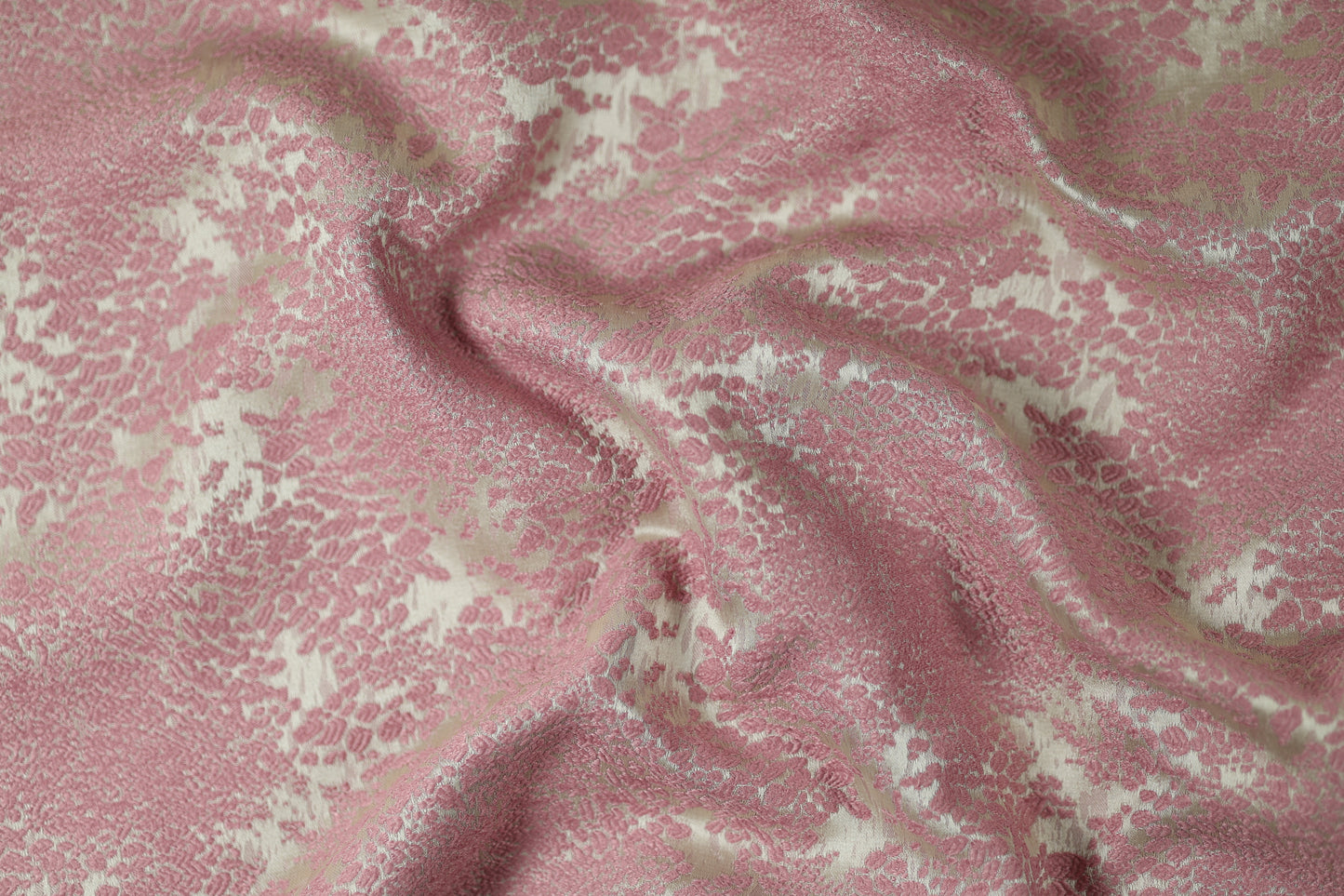 Jacquardstoff in Altrosa mit floralen Mustern – perfekt für Vorhänge