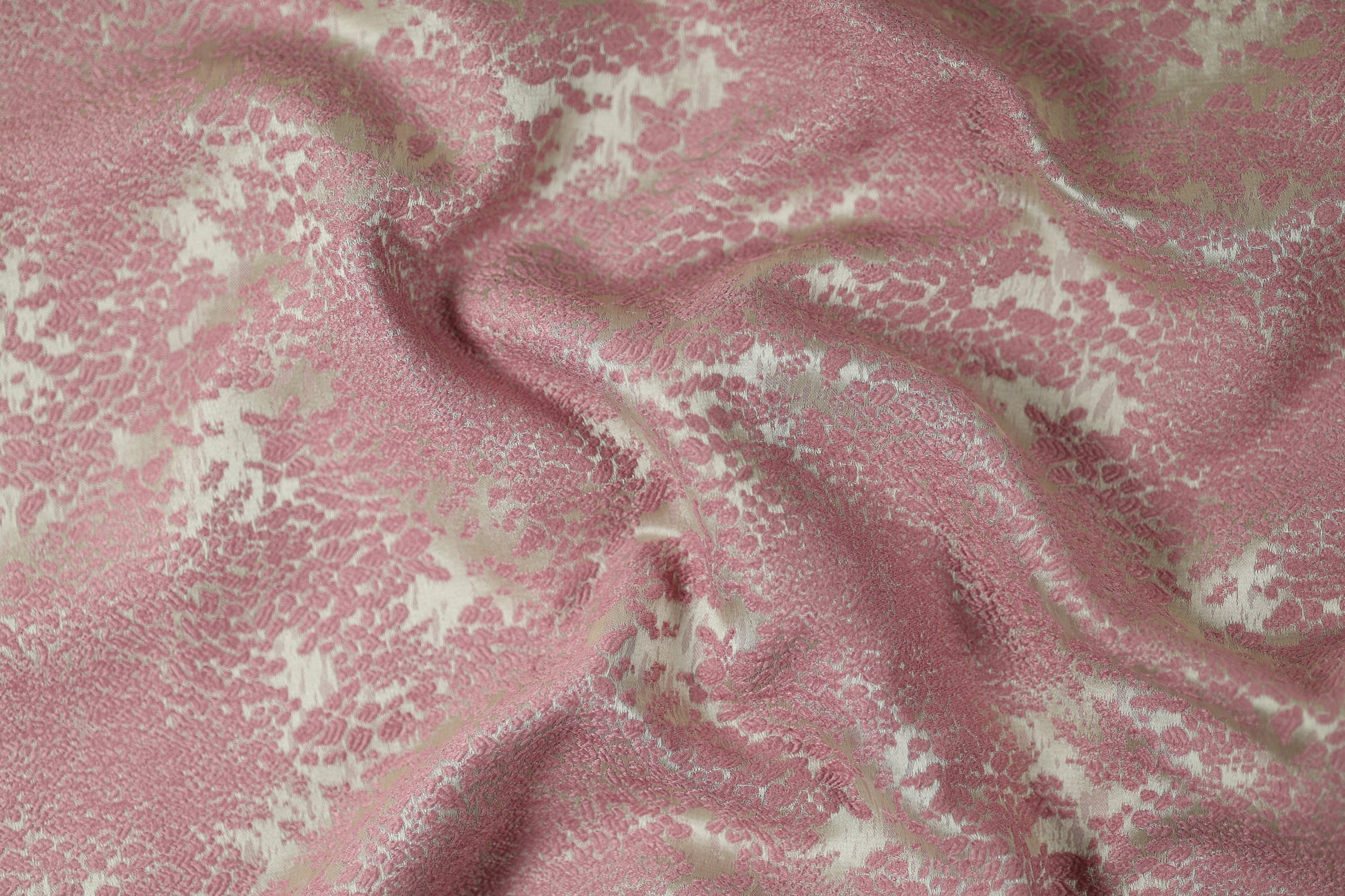 Jacquardstoff in Altrosa mit floralen Mustern – perfekt für Vorhänge