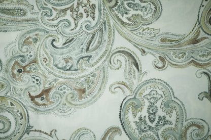 Paisley Dekostoff – Naturweiß & Salbeigrün – eleganter Möbel- und Dekostoff mit stilvollem Muster