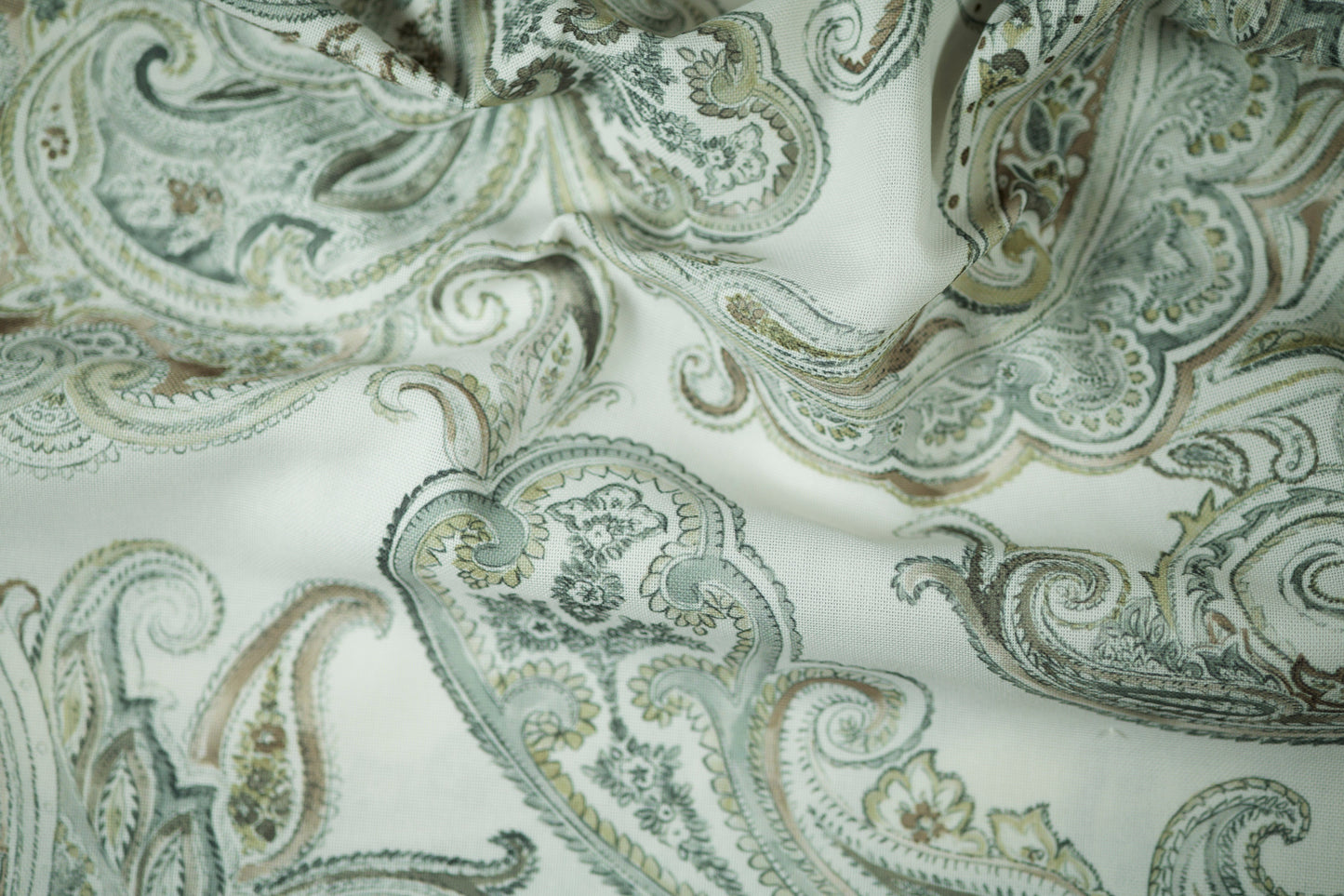 Paisley Dekostoff – Naturweiß & Salbeigrün – robuster Dekostoff für Wohnaccessoires und Möbelbezüge