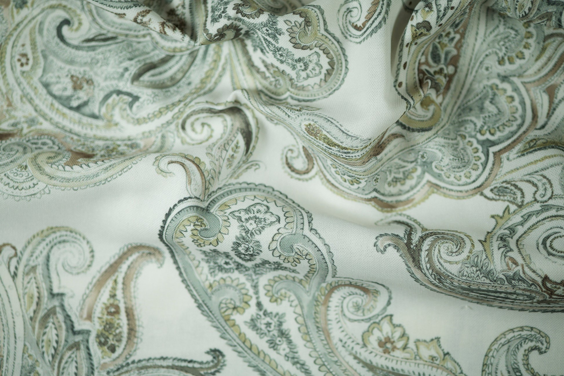 Paisley Dekostoff – Naturweiß & Salbeigrün – robuster Dekostoff für Wohnaccessoires und Möbelbezüge
