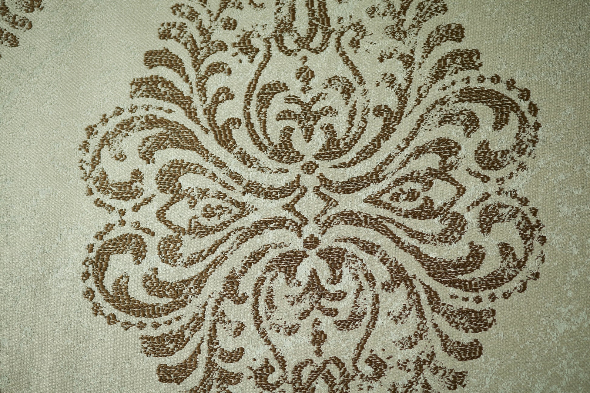 Ornament Jacquard – Beige & Schokobraun – eleganter Möbel- und Dekostoff mit stilvollem Muster
