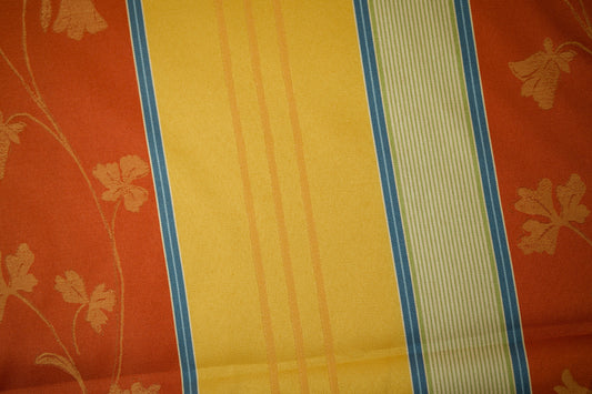 Vorhangstoff mit floralen Details in warmen Terrakotta- und Gelbtönen