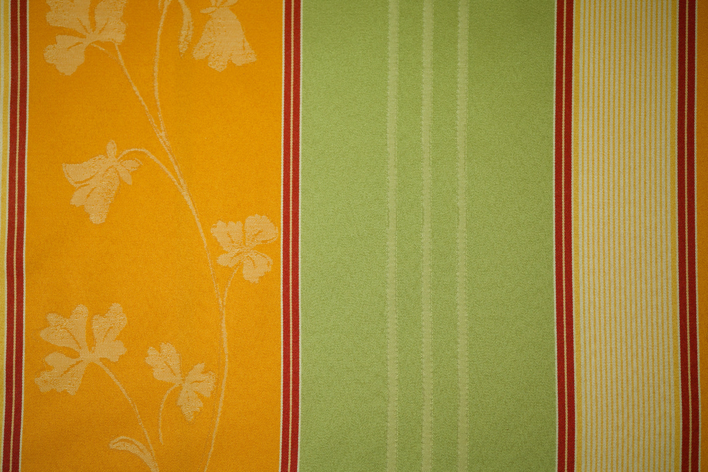 Warme Orangetöne kombiniert mit Grün und Blumenmuster