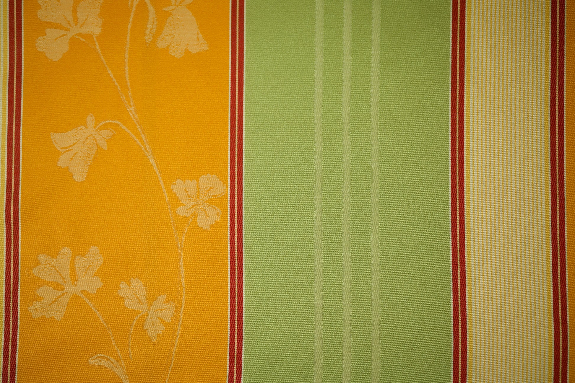 Warme Orangetöne kombiniert mit Grün und Blumenmuster