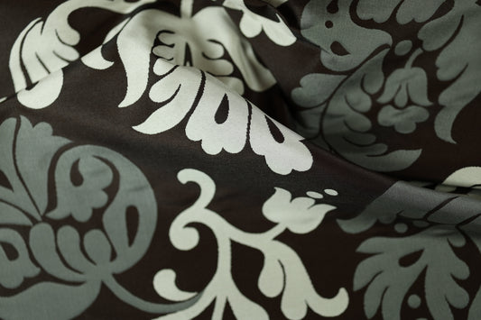 Barock inspirierter Dekostoff mit geschwungenem Design
