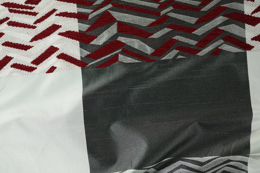 Patchwork-Vorhang mit roten und schwarzen Mustern – modern und lebendig