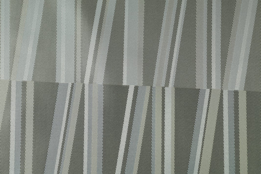Hellgrauer Stoff mit feinen Streifen – ideal für elegante Vorhänge