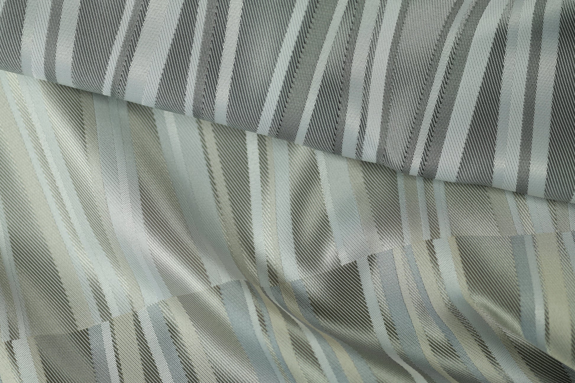 Harmonisches Streifendesign in Grau – klassisch und modern zugleich
