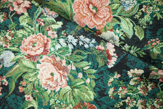 Gobelinstoff mit üppiges blumenmuster auf schwarz – dekorativ und strapazierfähig