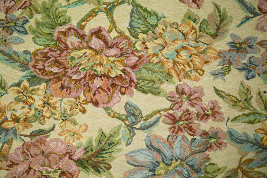 Möbelstoff mit floraler Musterung in Rosé, Beige und Grün – ideal für klassische Polster