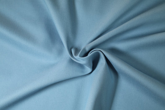 Denimstoff in Hellblau, ideal für robuste Kleidung