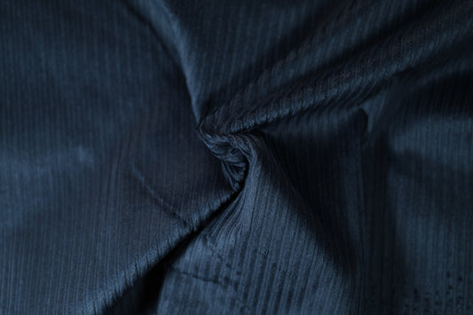 Dunkelblauer Cordstoff für Modeprojekte