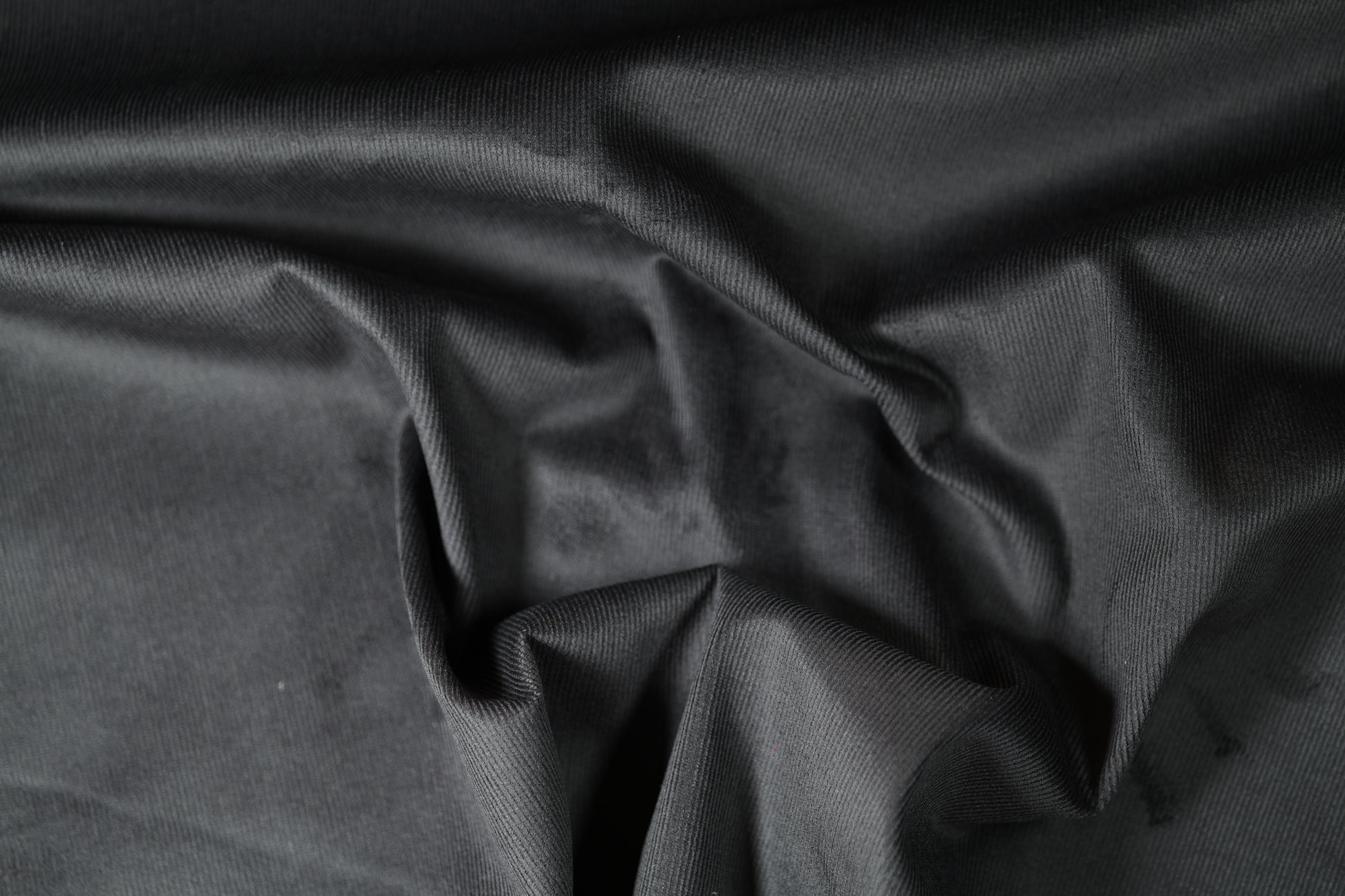 Feincord Stoff in Anthrazit mit weicher Rippenstruktur – ideal für Jacken und Hosen