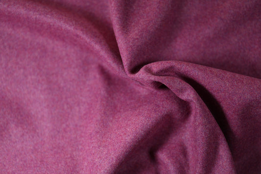 Ausdrucksstarker Wollstoff in Fuchsia – für auffällige Looks