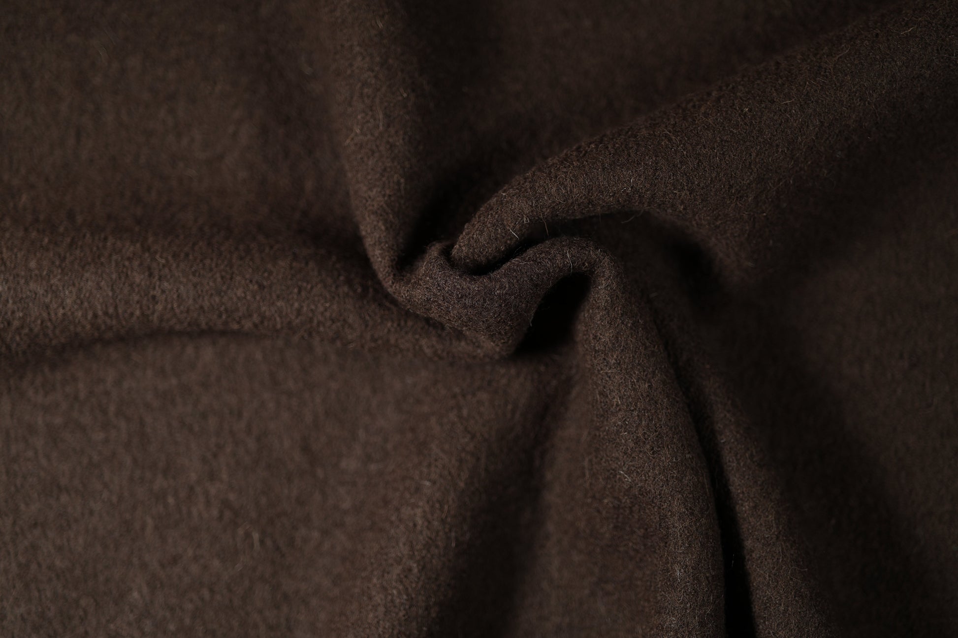 Weicher Wollstoff in Schokobraun – gemütlich und warm