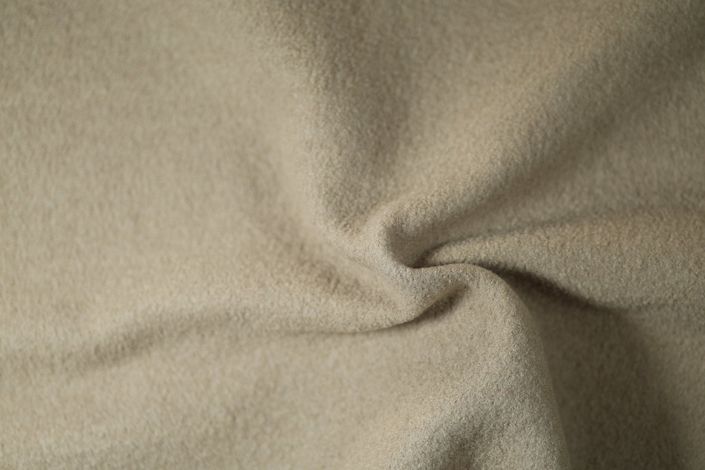 Naturfarbener Wollstoff in Sand – leicht kombinierbar und modern