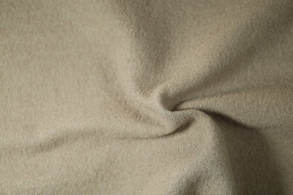 Naturfarbener Wollstoff in Sand – leicht kombinierbar und modern