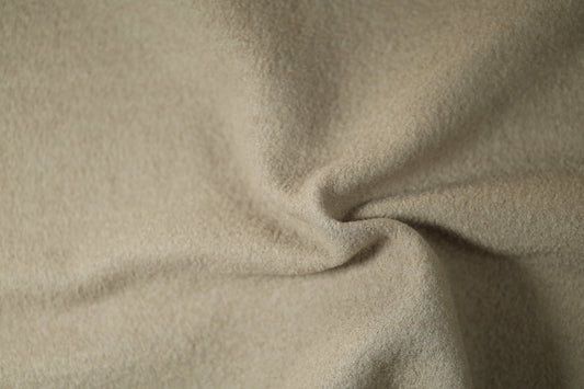Naturfarbener Wollstoff in Sand – leicht kombinierbar und modern