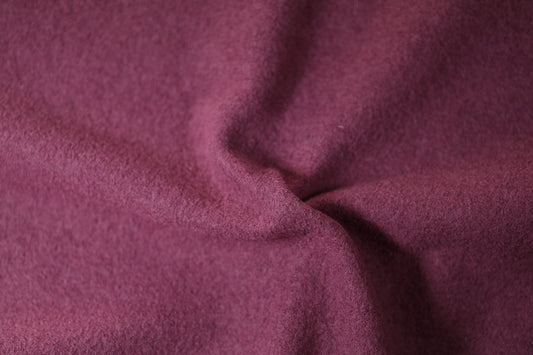 Bordeauxfarbener Wollstoff – warm und edel für Herbst und Winter