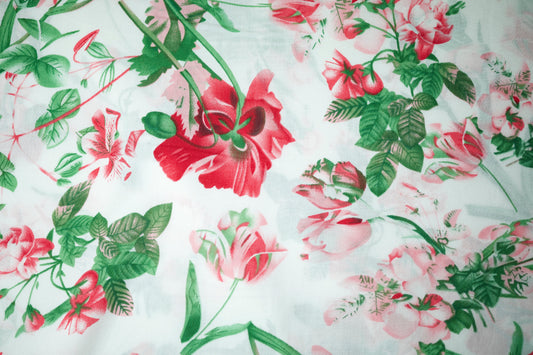 Viskosestoff – Rosenranken in Rot & Grün – Viskosestoff mit Blumenmuster – weich und ideal für sommerliche Kleidung – Detailansicht