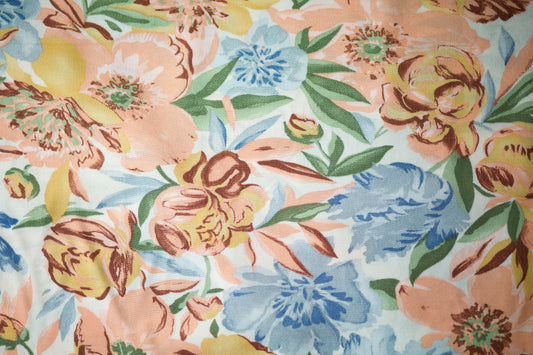 Viskosestoff – Blumenwiese in Pastellgelb & Himmelblau – Viskosestoff mit Blumenmuster – weich und ideal für sommerliche Kleidung – Detailansicht