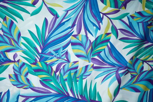 Viskosestoff – Tropenblätter in Türkis & Violett – Viskosestoff mit Blumenmuster – weich und ideal für sommerliche Kleidung – Detailansicht