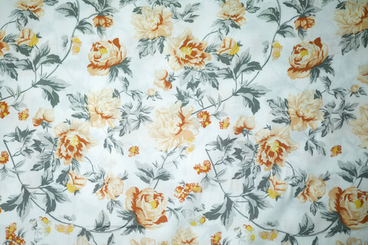 Viskosestoff – Vintage-Rosen in Apricot & Grau – Viskosestoff mit Blumenmuster – weich und ideal für sommerliche Kleidung – Detailansicht