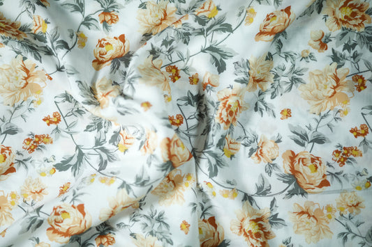 Viskosestoff – Vintage-Rosen in Apricot & Grau – Viskosestoff mit Blumenmuster – weich und ideal für sommerliche Kleidung – Stoffstruktur im Nahaufnahme