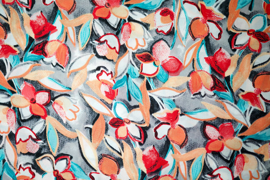 Viskosestoff mit Blumen in Rot und Orange auf dunklem Grund