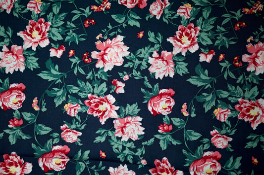 Viskosestoff mit rosa Pfingstrosen auf dunkelblauem Hintergrund