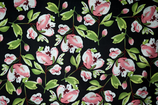 Viskosestoff mit rosa Blüten auf schwarzem Stoff