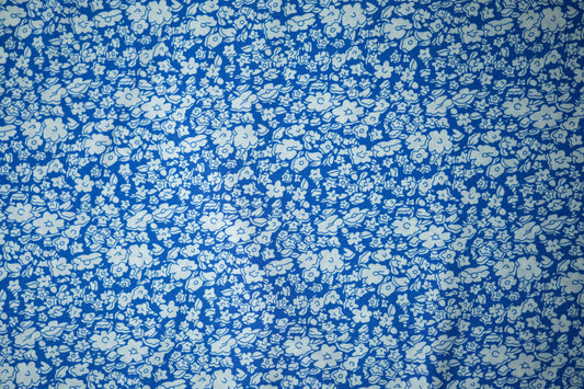 Viskosestoff – Weiß-Blaues Blumenmuster – Viskosestoff mit Blumenmuster, weich und fließend – Ideal für Sommerkleider