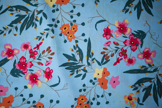 Viskosestoff – Bunte Blüten auf Hellblau – Viskosestoff mit Blumenmuster, weich und fließend – Ideal für Sommerkleider