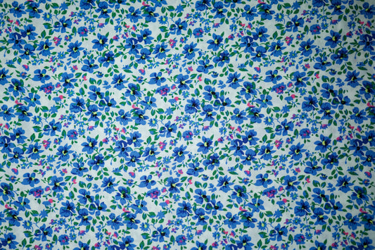 Viskosestoff – Blaue Blüten auf Weiß – Viskosestoff mit Blumenmuster, weich und fließend – Ideal für Sommerkleider